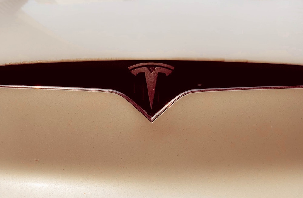 A Tesla 1 millió autót hív vissza Kínában
