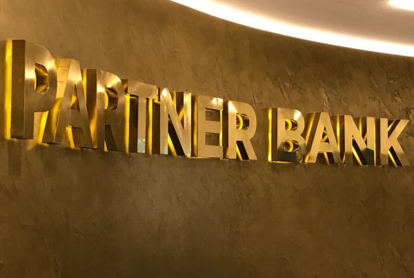 A képen a Partner Bank épületében a Partner Bank felirata látható.