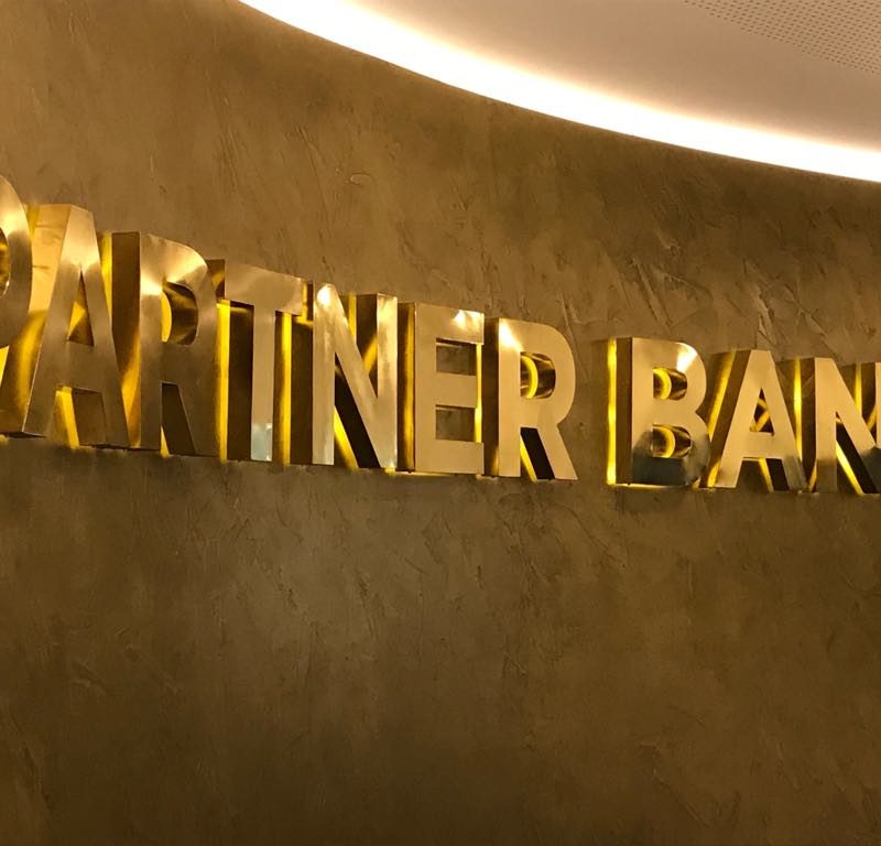 A képen a Partner Bank épületében a Partner Bank felirata látható.