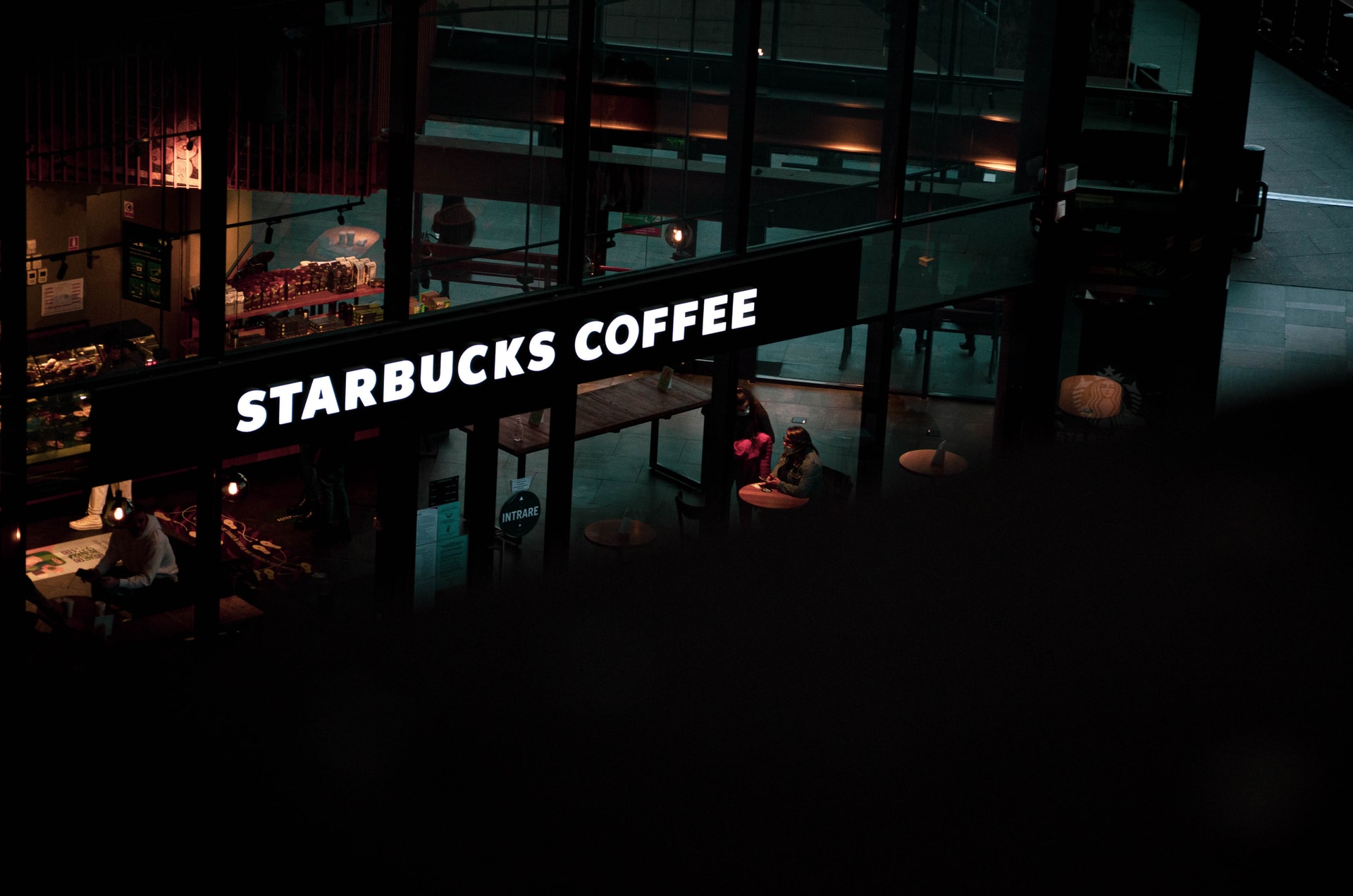 A Starbucks 16 kávézót zár be