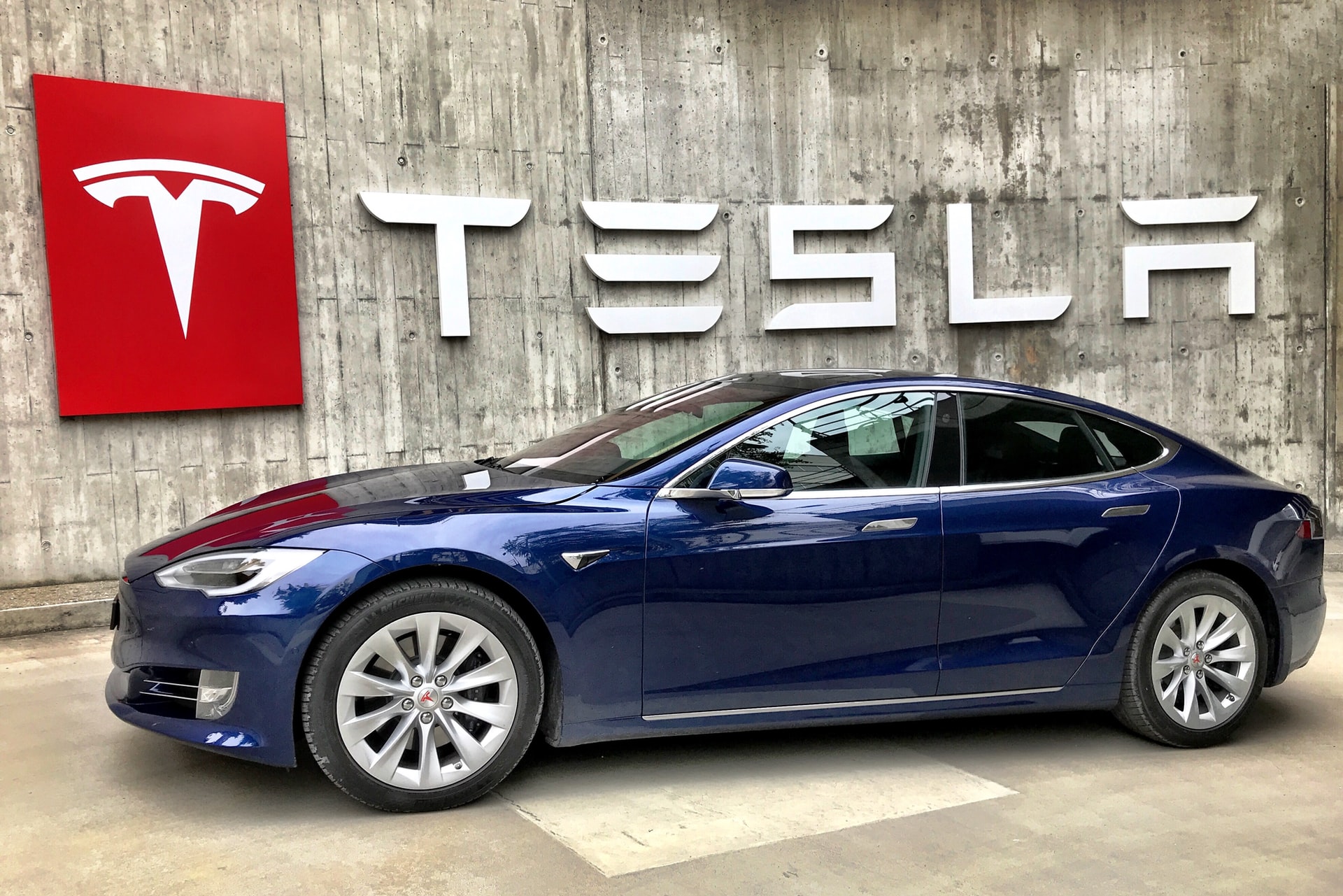 A Tesla továbbra is a biztonságra törekszik