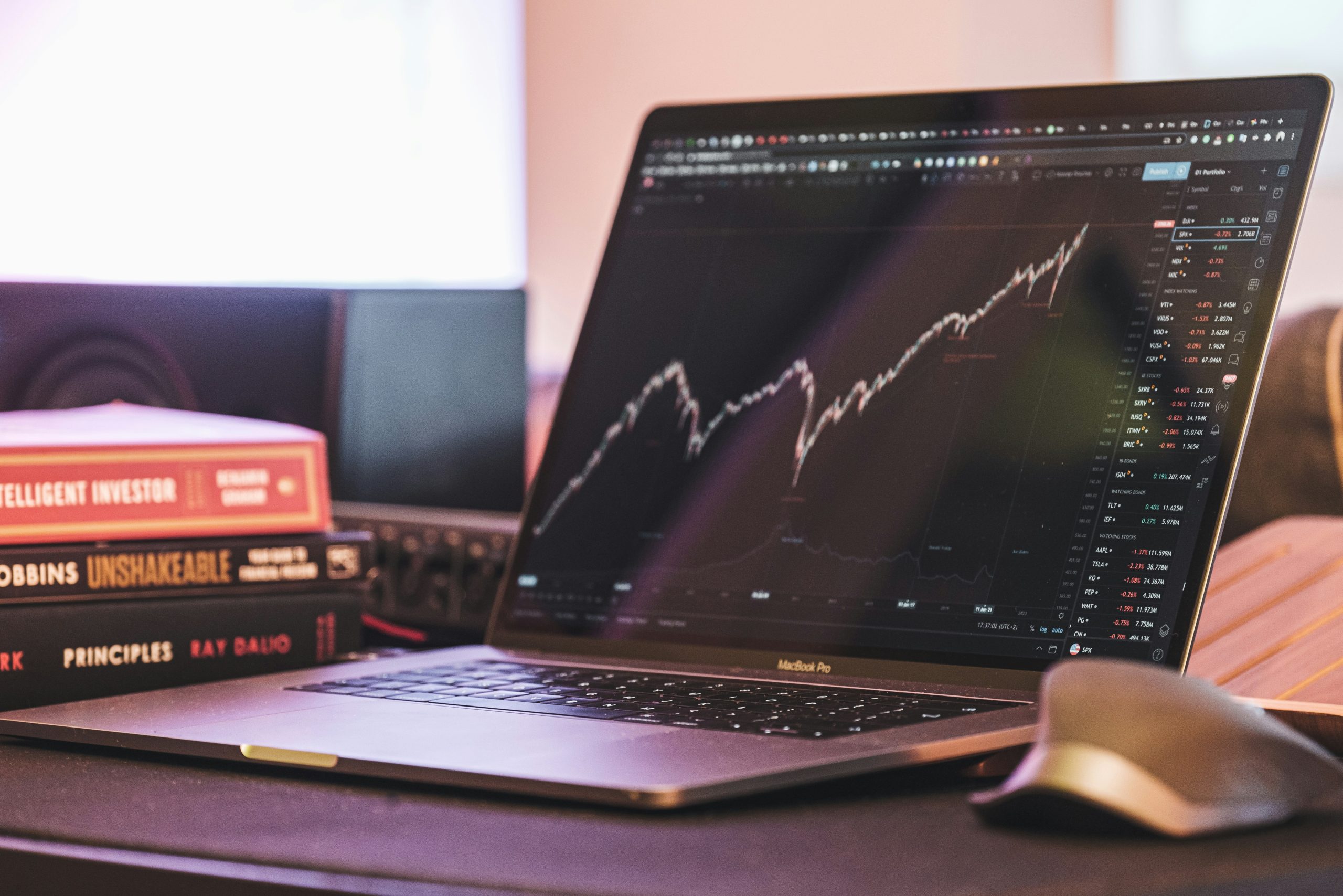 Miért Jobb Közvetlenül Részvényt Tulajdonolni, Mint ETF-en vagy Befektetési Alapon Keresztül?